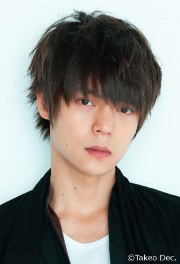 演技派若手俳優の窪田正孝は本作では寡黙な人気ポエム作家に扮する