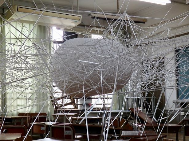 教室の中に浮かぶ繭のような物体は、仲程長治の「スデル・うまれかわる」