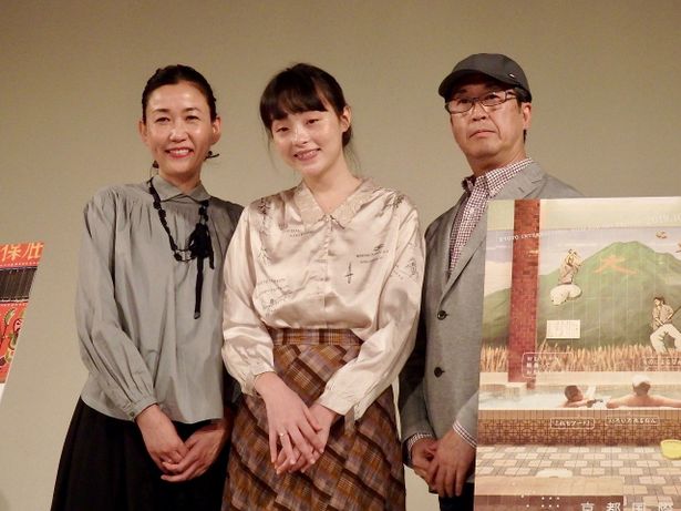 『恋恋豆花のモトーラ世理奈(中)、大島葉子(左)、今関あきよし監督(右)