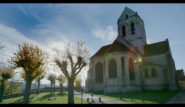 温かい雰囲気のオーベール＝シュール＝オワーズ教会(『ゴッホとヘレーネの森　クレラー=ミュラー美術館の至宝』) 
