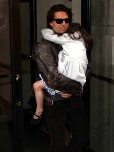 トムの娘スリの“4歳でおしゃぶり”写真が育児論争に