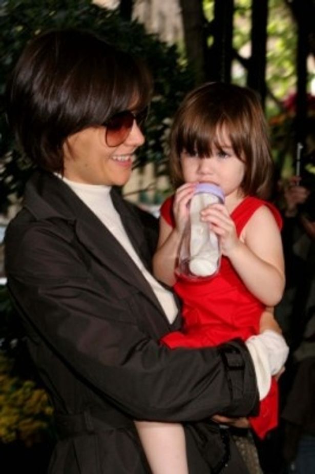 【写真】トムとケイティの娘スリ。以前にも赤い口紅を塗り、ハイヒールを履いて歩くことで話題になった(写真は2008年当時)
