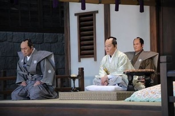勘十郎が捕まった藩の藩主にして、相当な変わり者として名を馳せる殿様に國村隼(中)。その家老を伊武雅刀(左)が演じる