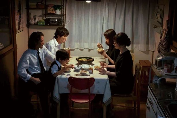 映画は、父の死をきっかけに集まった家族の姿を描いていく 