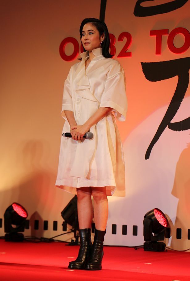 【写真を見る】フェスティバル・ミューズの広瀬アリスは白の光沢ワンピースにショートブーツをコーディネートして登場