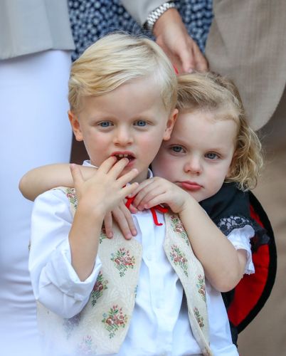 シャルレーヌ公妃の子どもたち、ラグビーの応援姿が無表情すぎ？