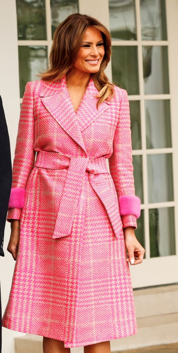 鮮やかなピンク色のチェックコートも着こなしてしまうのはさすが