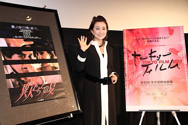 【写真を見る】秋吉久美子、モノトーンのシックなワンピースで東京国際映画祭に登場！