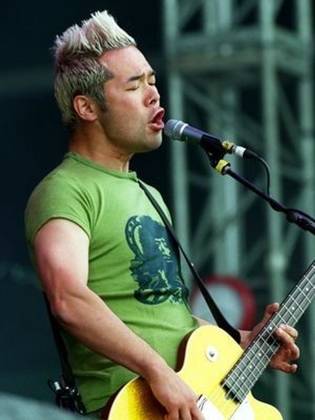 広瀬隆がベースを弾いている英国の人気バンド、フィーダーは最新シングルの売り上げを日本への義援金として寄付することを発表