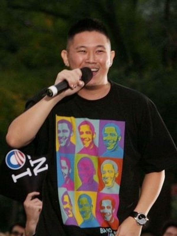 チャリティーソング「Succumb Not To Sorrow」には中国系アメリカ人のラッパー、Jinなども参加しているという