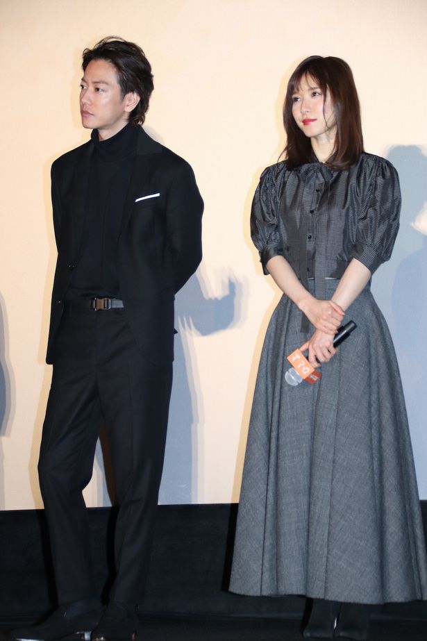 【写真を見る】松岡茉優、パフスリーブと襟元リボンがキュートなロングワンピース姿で登場