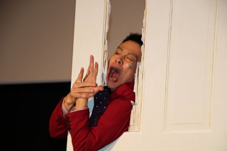 柳沢慎吾、『シャイニング』の名シーンを再現した寸劇を披露「本日限定です！」