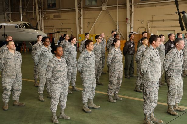 本物の米空軍隊員もエキストラとして登場するなど米軍横田基地で日本映画初の撮影が行われた