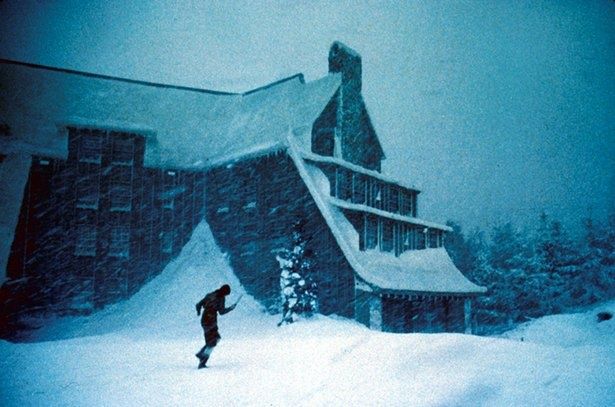 山奥の雪の閉ざされたホテルが舞台(『シャイニング』)