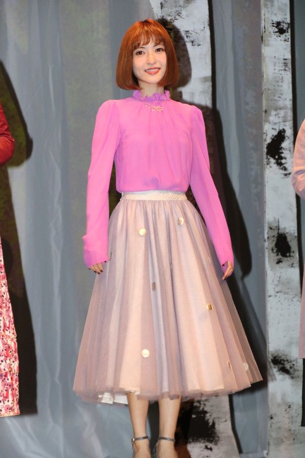 【写真を見る】神田沙也加はピンクのブラウスとシフォンのスカートで登壇