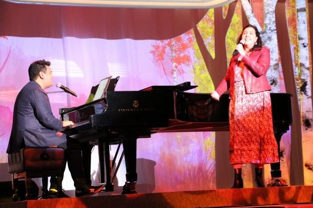 ロペス夫妻がピアノと歌で「アナ雪2」の楽曲をメドレーで披露