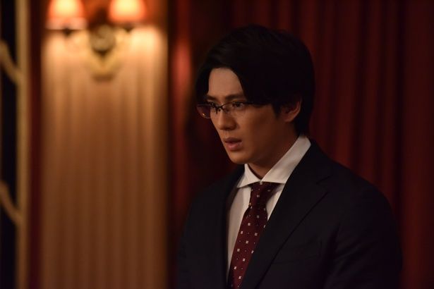 新田真剣佑が、東郷の秘書として仕える廣瀬役でシリーズに参戦