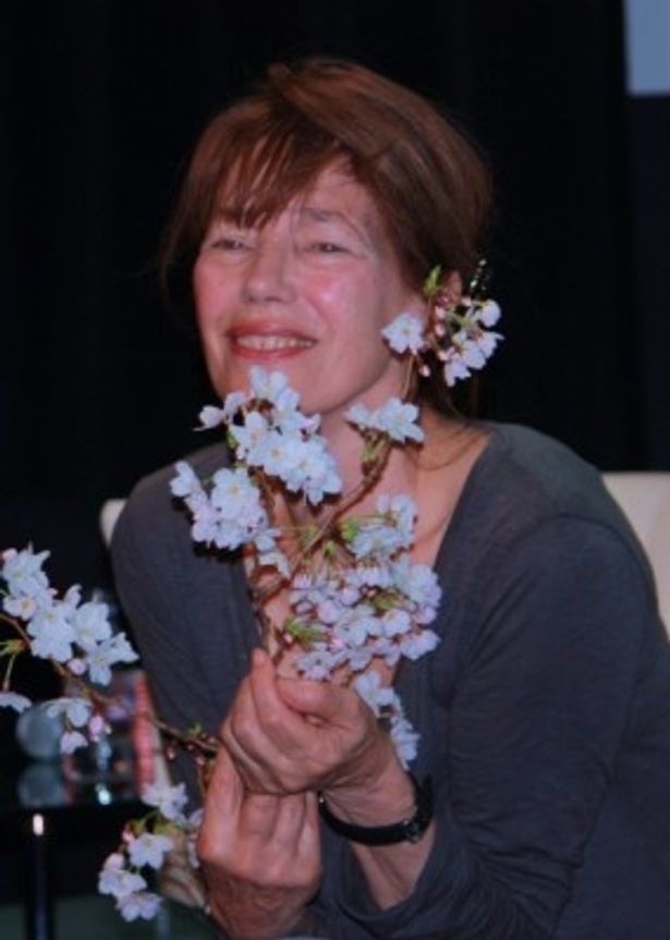 桜の花を手にして現れたジェーン・バーキン