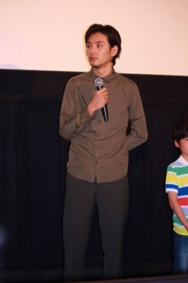 シンプルな茶色のシャツを着ていた松田龍平