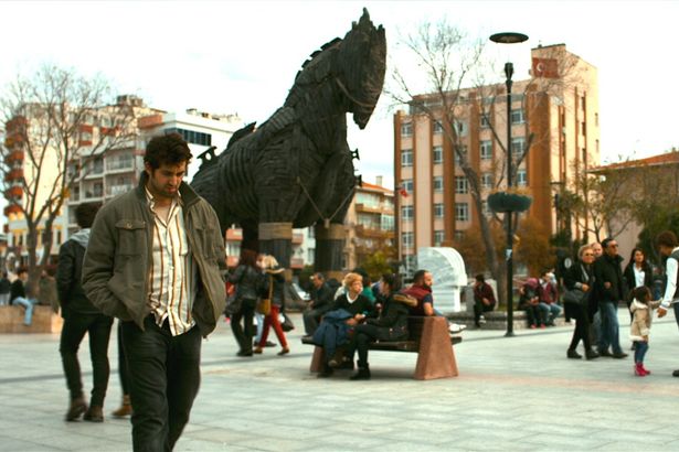 【写真を見る】舞台はトルコ北西部のチャナカレ。街中にトロイの木馬があるなど、ギリシャ神話とも縁が深い