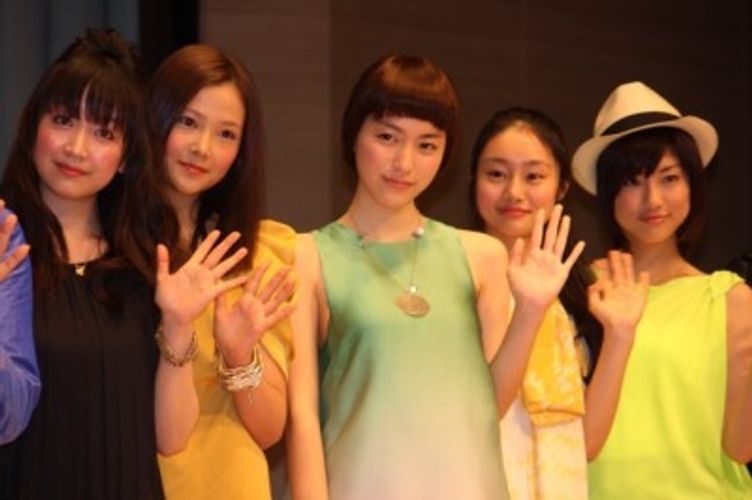 成海璃子、忽那汐里らが春色ドレスで登壇「4人いつも一緒でした」