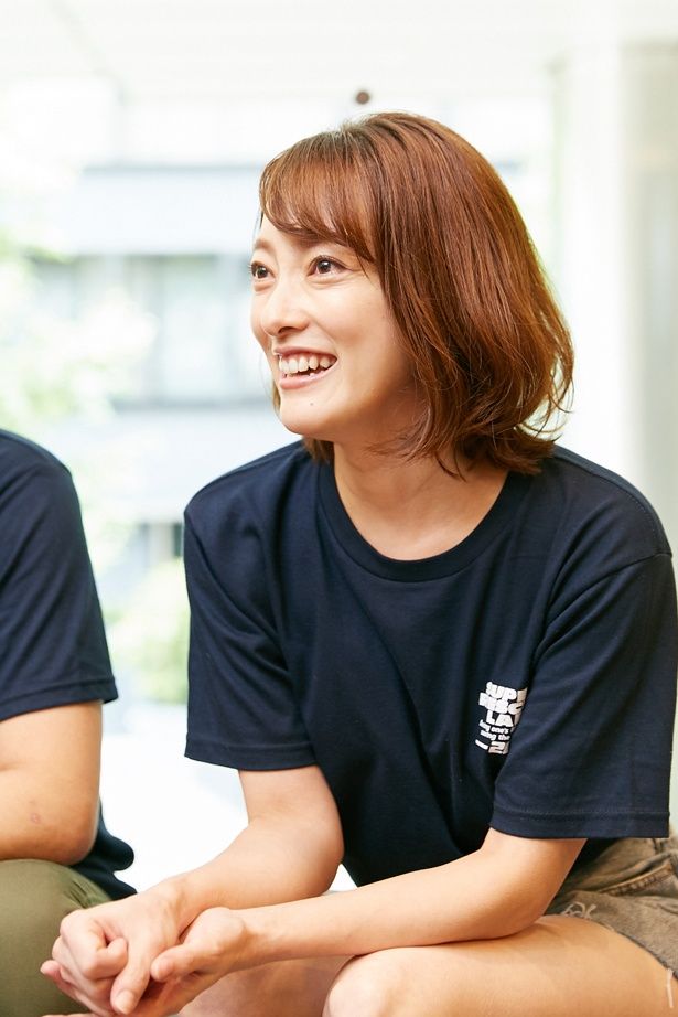 坂口望二香こと、柴田かよこは映画、ドラマ、CMなどで幅広く活躍。近年は台湾でも女優として活躍するほか、国内ではニコニコ生放送の配信番組などにも出演