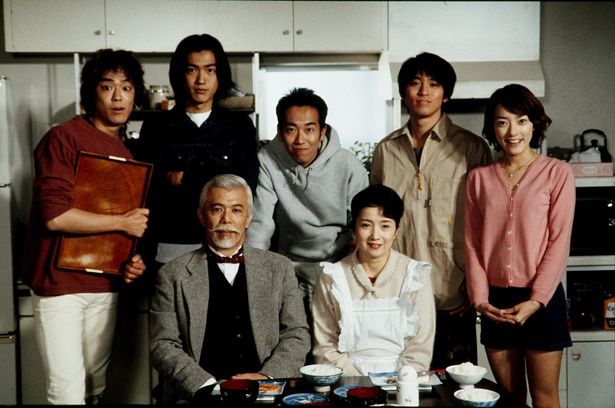 第50話より、5人の父・巽モンド(マイク眞木)、母・巽律子(吉沢京子)を囲んでの巽ファミリーショット。全話通して見れば、家族の絆と兄弟の成長のドラマに、感慨一入！