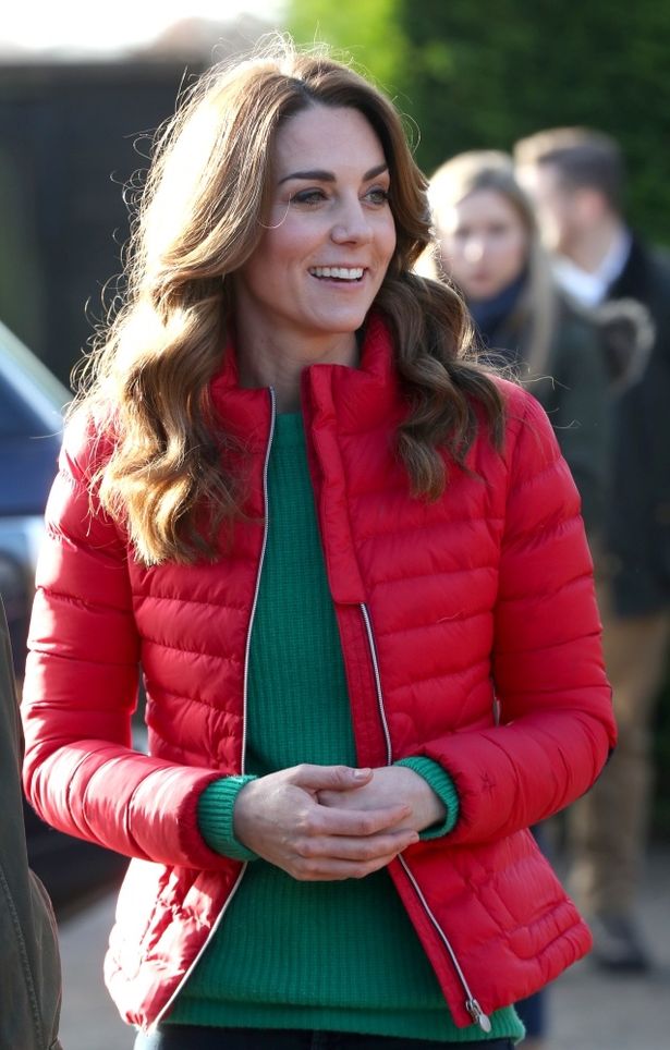 同日チャリティイベントに参加したキャサリン妃も、赤と緑のクリスマスコーデ