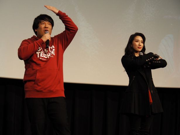 【写真を見る】ファーストサマーウイカと岡崎体育が岡崎発案の指ダンス披露！