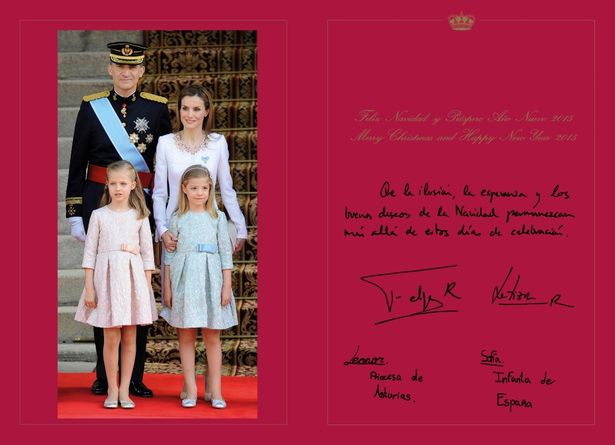 2014年は正装のフェリペ6世とフォーマルなワンピースのレティシア王妃、王女たちの写真