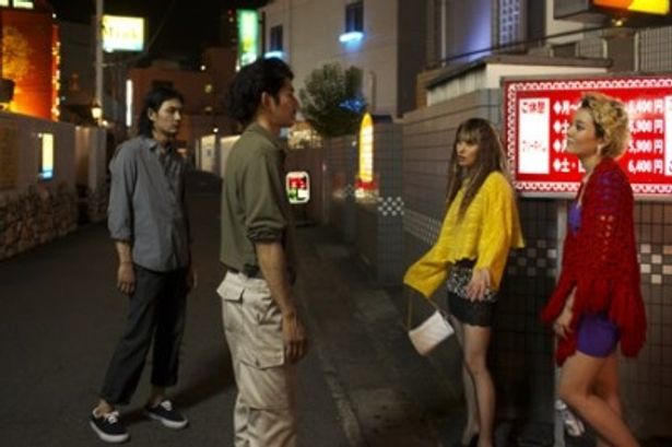 【写真】町田のラブホテル街で怪しい娼婦に絡まれる瑛太たち　