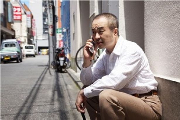 松尾スズキが電話していたのはJRの駅のすぐそば