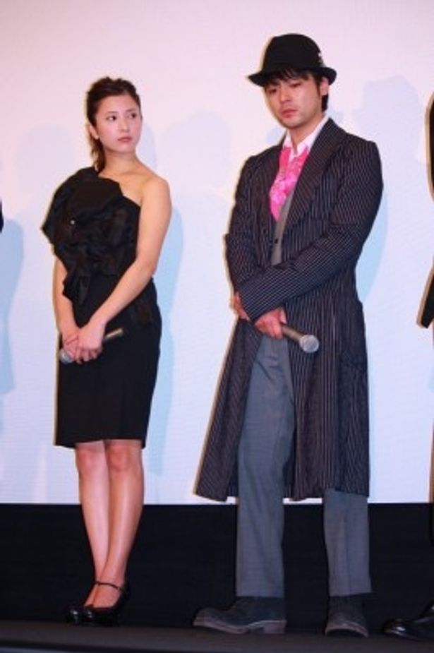 【写真をもっと見る】吉高由里子はワンショルダーのゴージャスな黒いミニワンピースで登壇
