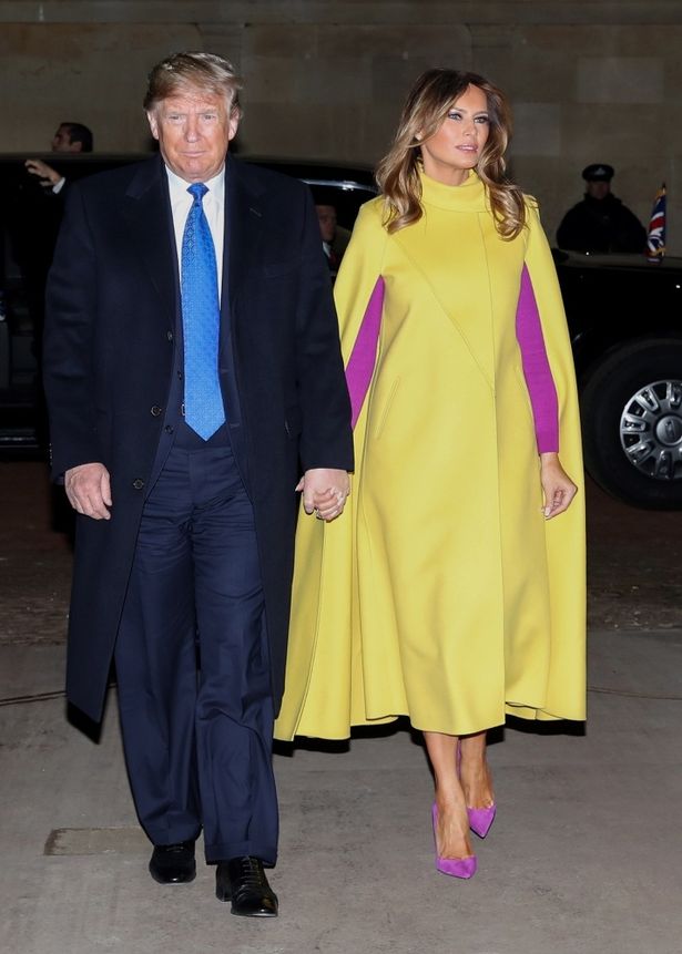 イギリス訪問時にも黄色のケープコートに紫という強気のコーディネート
