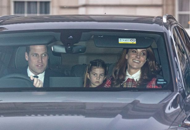 帰り道はウィリアム王子が運転する車に家族全員で乗車