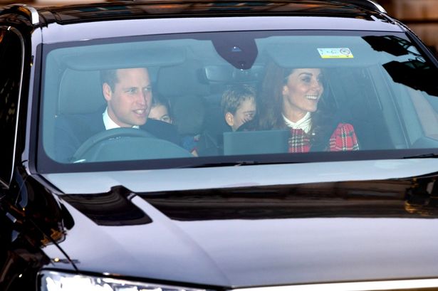 帰りはウィリアム王子の運転する車に家族全員で乗車