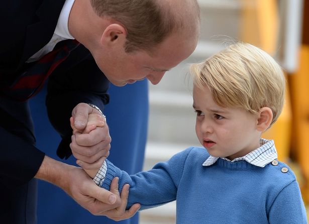 ウィリアム王子はジョージ王子が左利きだと嬉しいと言っていたが、実は右利き？