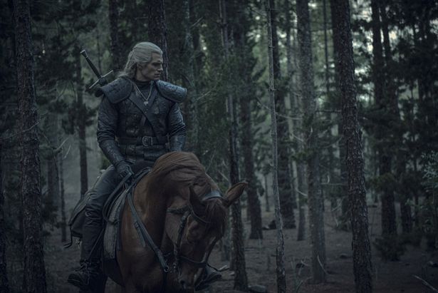 背中に剣を装備し、馬にも乗る！