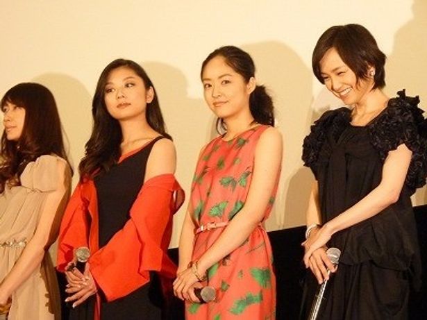 美しい女優が4人そろったステージ