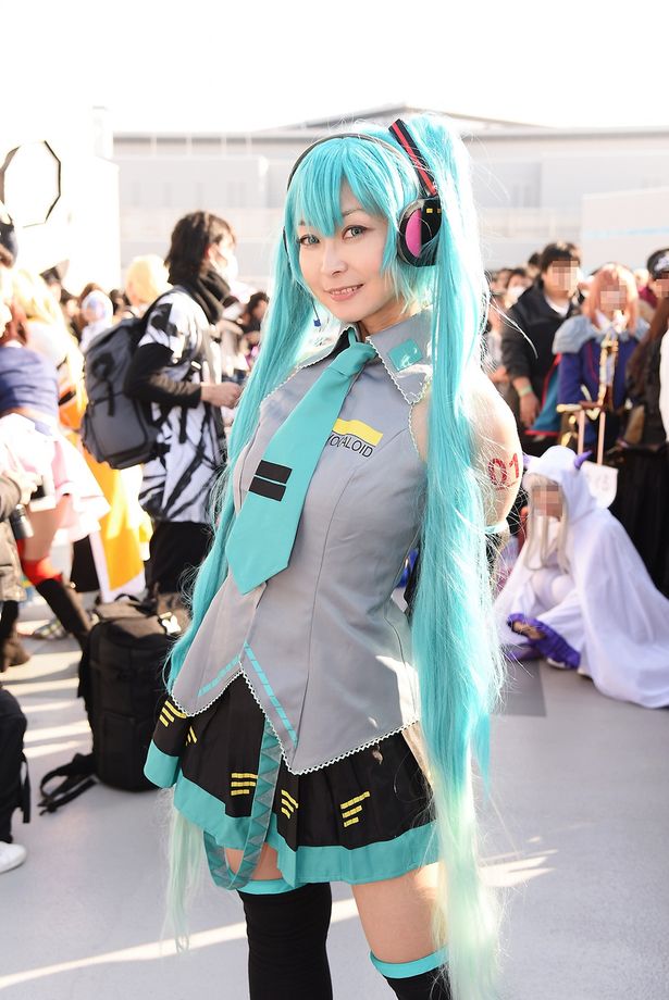 ボーカロイドの初音ミクに扮する御園ななこさん