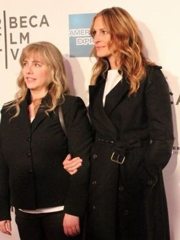 トライベッカ映画祭に来場したジュリア・ロバーツ。レッドカーペットには姉のリサ(左)と共に登場