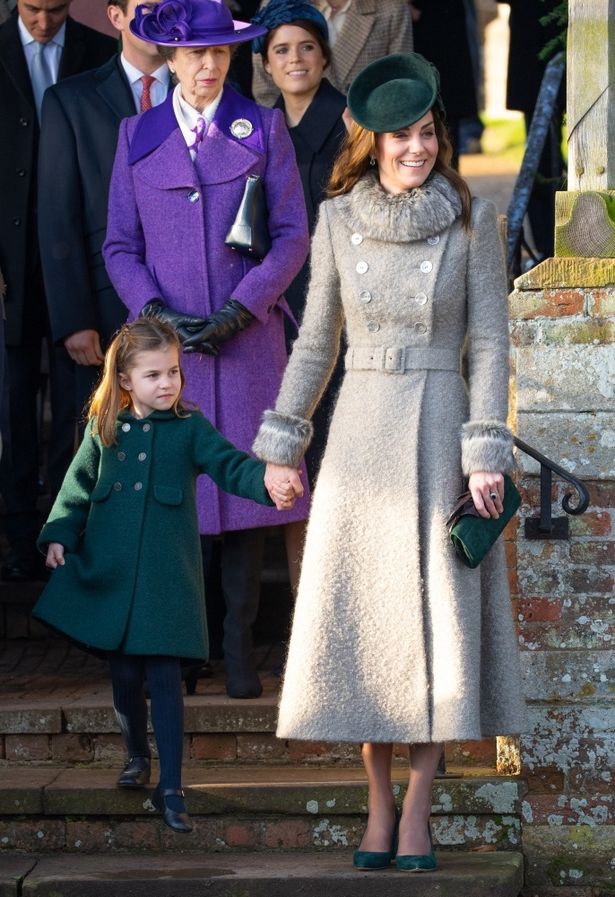 控えめカラーのコートながら、グリーンコートのシャーロット王女とは部分コーデ