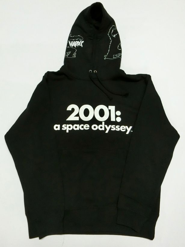 「2001年宇宙の旅プルオーバーパーカ(a space odysseyブラック)」はシンプルなフロントデザイン