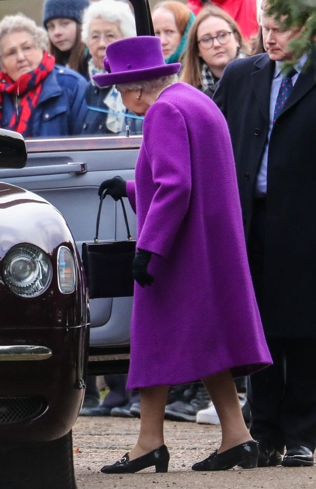コートカラーはエリザベス女王の紫コーディネートに合わせてプラムカラー＆ブラウン系