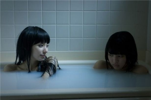 荒井萌が演じる妹の月子(右)と仲良く入浴中？