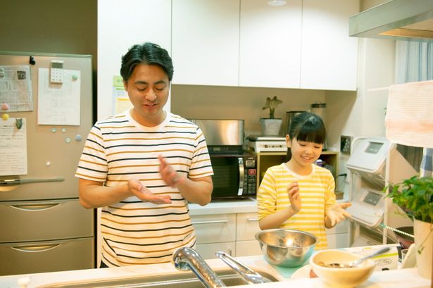 一緒に料理を作る、健一と娘の美紀の姿も微笑ましい