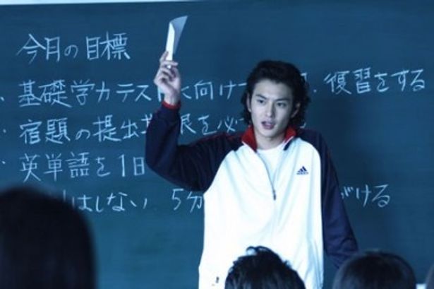 教師役で出演した岡田将生。『雷桜』の主演も務めている