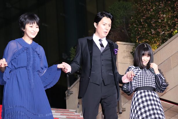 【写真を見る】福山雅治、両手に花！松たか子、森七菜と手をつないでレッドカーペットに登場した