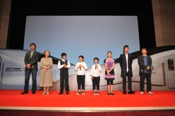 「阿部さんのような俳優になること」と夢を語った林凌雅(左から3番目)