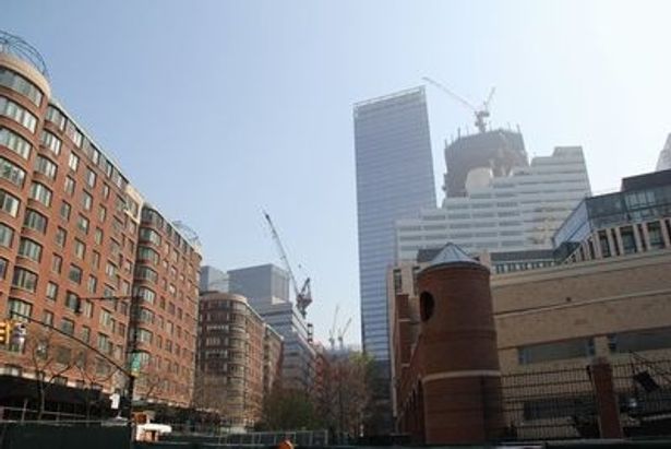 クレーンが見える建設中の2つの建物が9.11で崩壊した世界貿易センタービルの後に建てられているビル。レッドカーペットの場所からは目と鼻の先